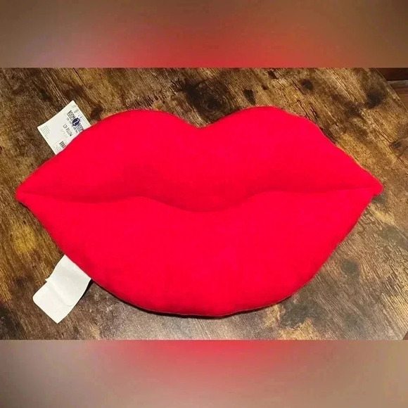 Room 2 Room | plush lip shaped pillow. - Picture 4 of 7